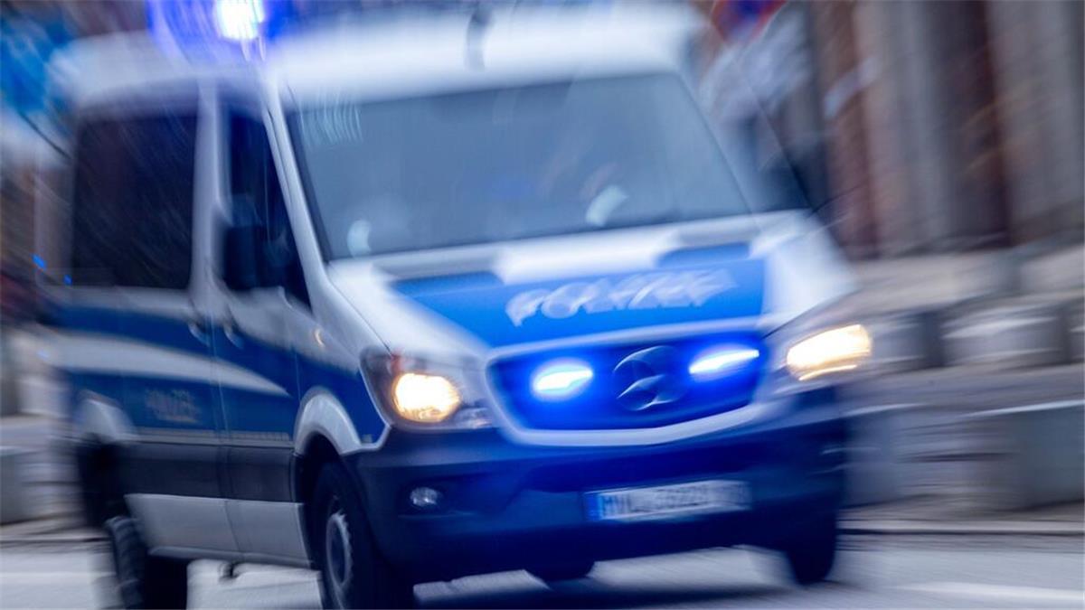 SEK-Einsatz in Bremerhaven! Zwei Männer bei Razzia festgenommen Am Dienstagabend waren mehrere Polizeifahrzeuge aus Bremen und Niedersachsen auf dem Weg nach Bremerhaven.