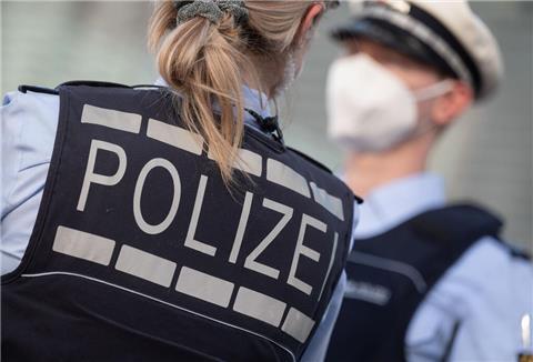 Zwei Polizeibeamte stehen sich gegenüber