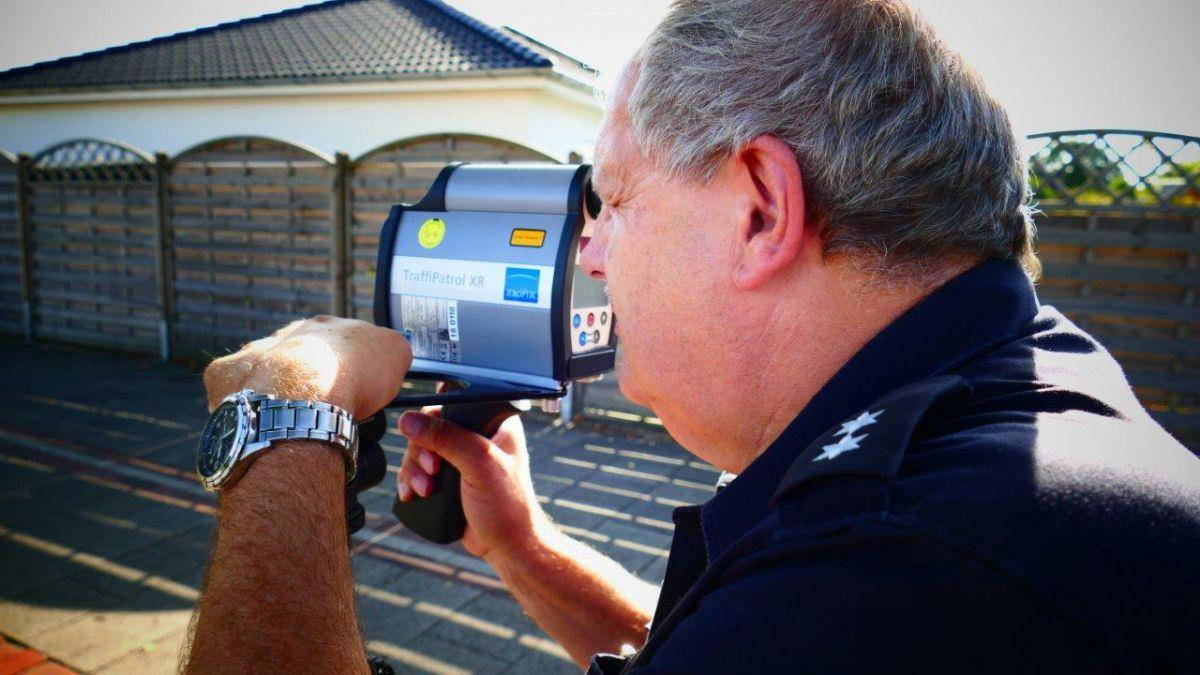 Am Dienstagmorgen hat die Polizei Bremerhaven ihr neues Laser-Messgerät im Lotjeweg ausprobiert.