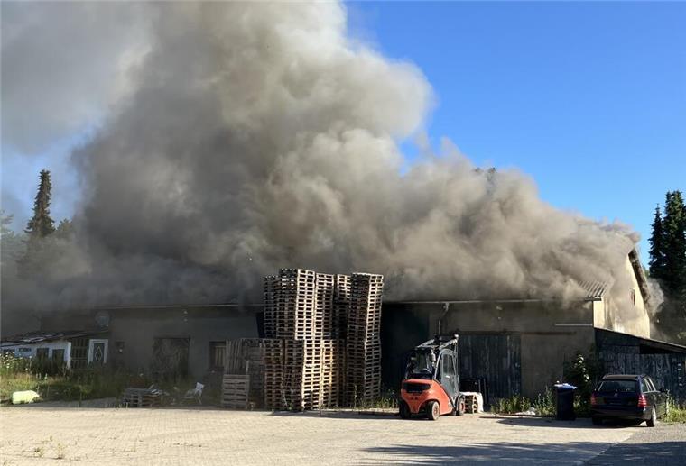 Scheune brennt in Lengenbostel - Feuerwehr rettet Wohnhaus Dichter dunkler Rauch steigt aus einem brennenden Gebäude auf.