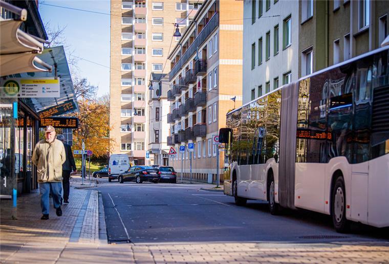 Was der Streik bei Bremerhaven Bus für Schüler bedeutet Symbolfoto Bremerhaven Bus und Bushaltestelle im November 2022.