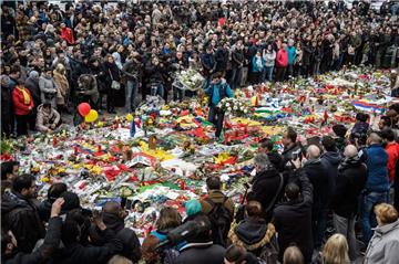 Am Donnerstag gedachten Tausende der Opfer der Anschläge in Brüssel. Sie legten Blumen nieder und zündeten Kerzen an. 
