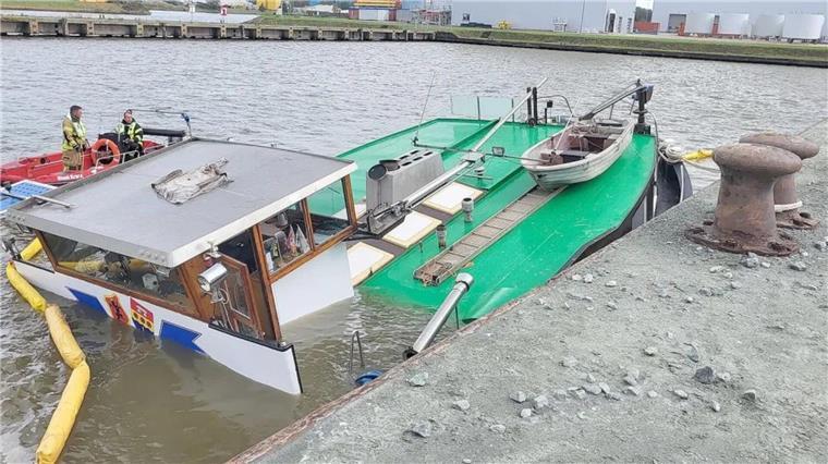 Schiff beim Beladen im Emder Hafen „eingeknickt“ und untergegangen