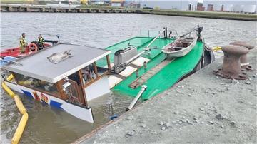 Am Donnerstag ist ein Binnenschiff im Emder Hafen untergegangen. Mittlerweile liegt es komplett auf Grund.