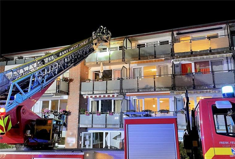 Cuxland: Einrichtung für betreutes Wohnen brennt - Vier Verletzte Am Donnerstagabend brannte in Geestland eine Dachgeschosswohnung in einer Einrichtung für betreutes Wohnen.
