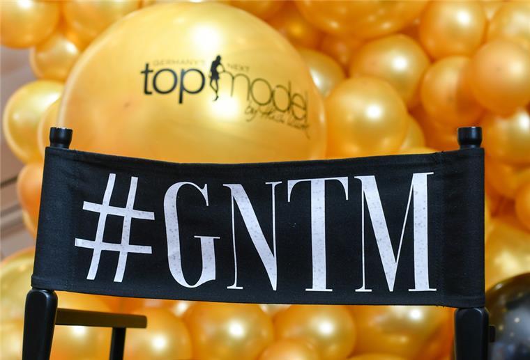 ProSieben plant auch für 2023 „Germany's Next Topmodel“ Das Logo der Show "Germany's next Topmodel - by Heidi Klum" steht auf einem Regiestuhl bei der Kino-Preview zur 15. Staffel im Kino Zoo Palast.