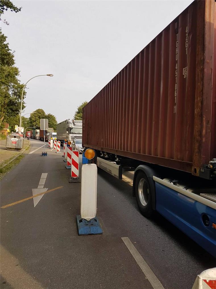 Bremerhaven: Sperrung der Cherbourger Straße führt zu Staus Am Donnerstagmorgen gerät der Verkehr am Jägerhof arg ins Stocken.