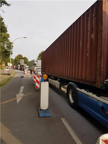 Am Donnerstagmorgen gerät der Verkehr am Jägerhof arg ins Stocken.