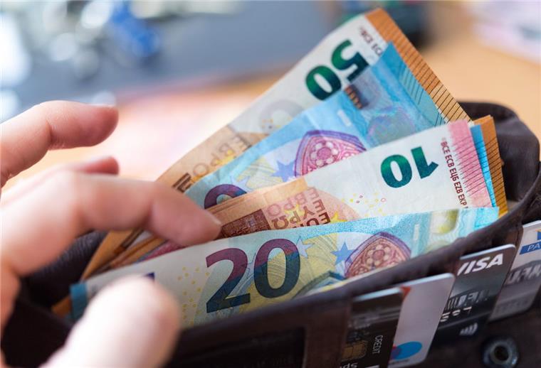 Bremerhaven: Schüler gibt Geldbörse ab Am Donnerstagmorgen hat ein 14 Jahre alter Schüler auf dem Weg zur Schule eine Geldbörse gefunden und sie bei der Polizei abgegeben.