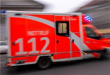 Ein Rettungswagen fährt mit Blaulicht zu einem Einsatz. 