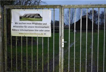 Am Eingangstor des Bronzezeithaus-Geländes weist ein Transparent darauf hin, dass neue Mitglieder und Mitstreiter für die Vereinsarbeit gesucht werden.
