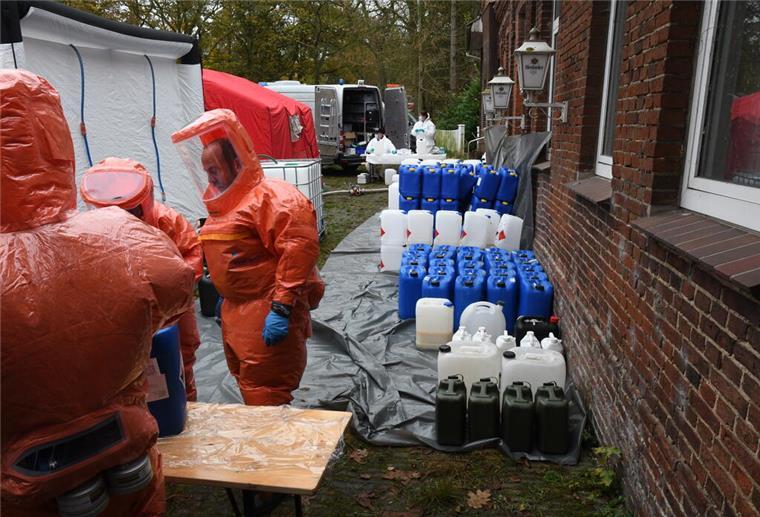 Polizei Cuxhaven entdeckt Drogenlabor in leerstehendem Gasthof in Stadland Am Einsatzort errichtete die Polizei eine Dekontaminierungsschleuse, die Beamten trugen Schutzanzüge.