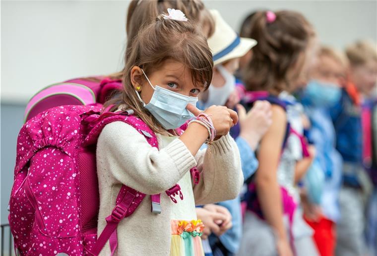 Am Einschulungstag reichen Schulranzen und Zuckertüte nicht. Die Kinder müssen auch einen Mund-Nasen-Schutz tragen.