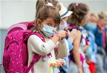 Am Einschulungstag reichen Schulranzen und Zuckertüte nicht. Die Kinder müssen auch einen Mund-Nasen-Schutz tragen.