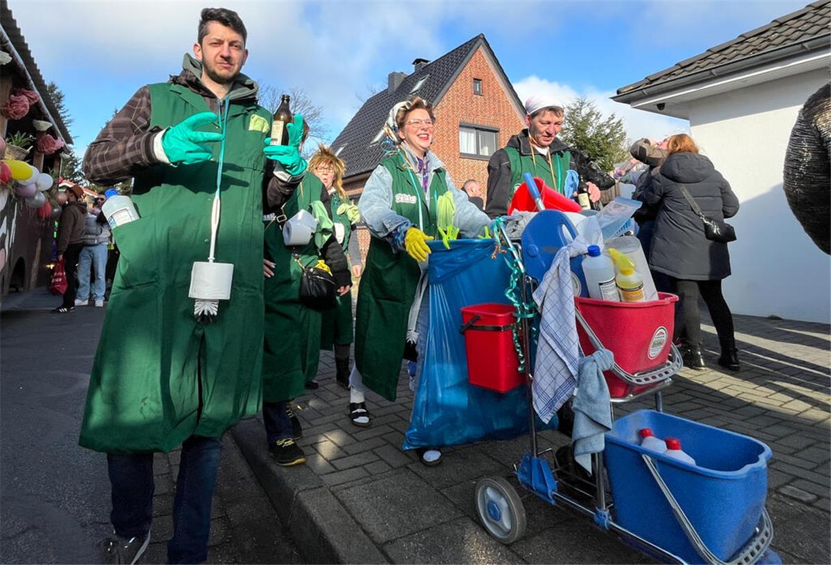 Ein Ort im Ausnahmezustand! So feiert Wehdel den Karneval Am Ende des Umzugs wird aufgeräumt, diese Gruppe hat schon die passende Montur an.