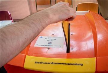 Ein Mann gibt seinen Stimmzettel für die Regional- und Kommunalwahlen in die Wahlurne in einem Wahllokal. In Spanien hat die Abstimmung zu den Regional- und Kommunalwahlen begonnen. +++ dpa-Bildfunk +++