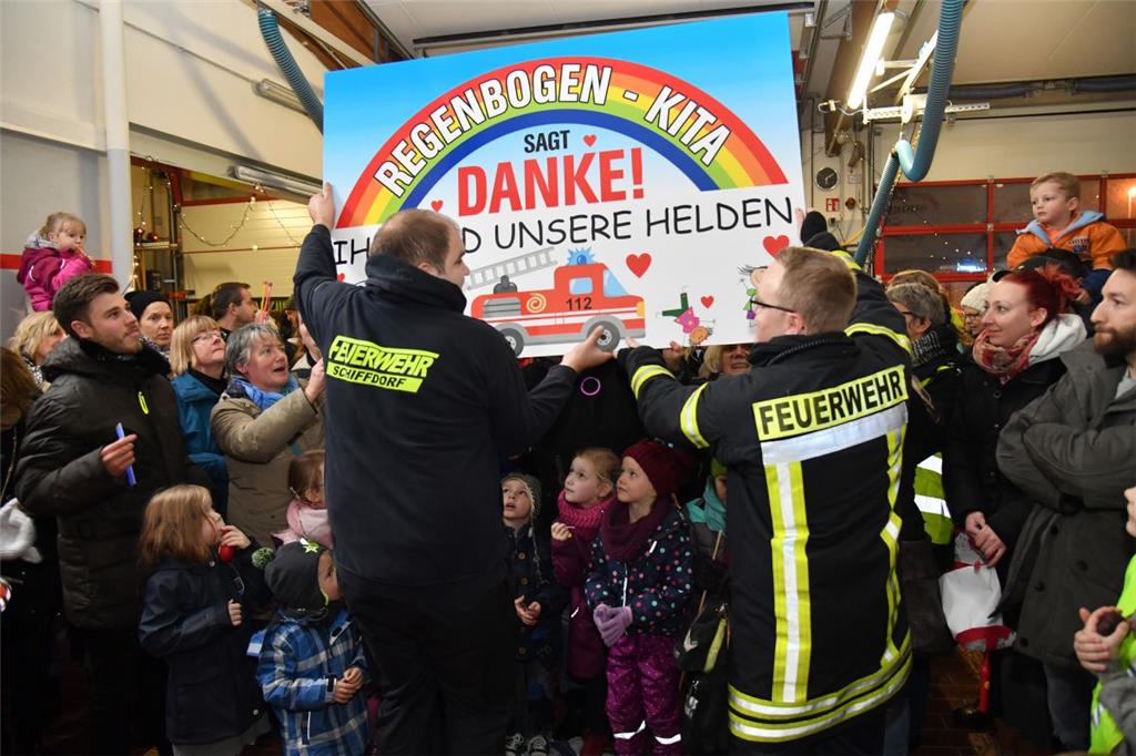 Am Ende überreichte die Kita Regenbogen ein großes Dankeschön an die Rettungskrä...