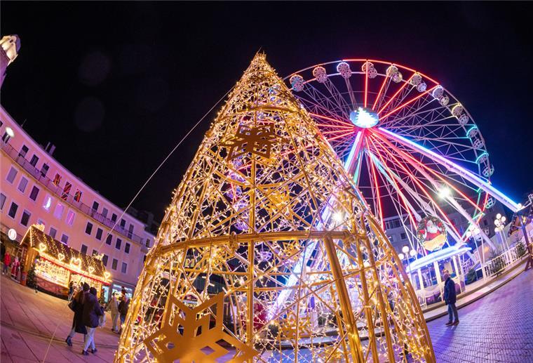 Ein Lichtkegel auf dem Weihnachtsmarkt Bremerhaven.