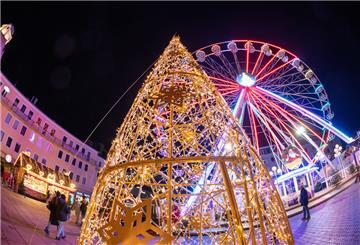 Ein Lichtkegel auf dem Weihnachtsmarkt Bremerhaven.