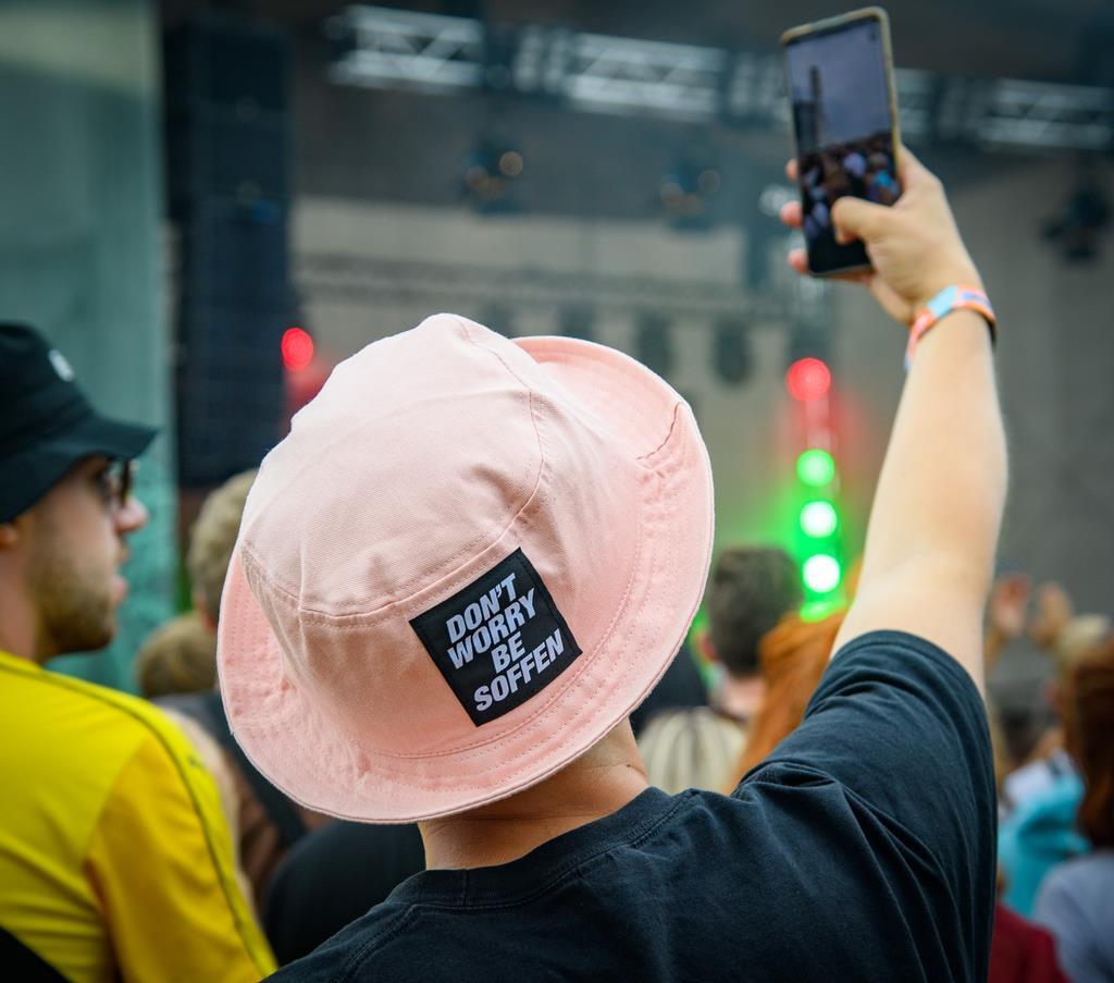 Am ersten Tag des Deichbrand-Festivals rocken die Jungs von Raum 27 die Jever-Ha...
