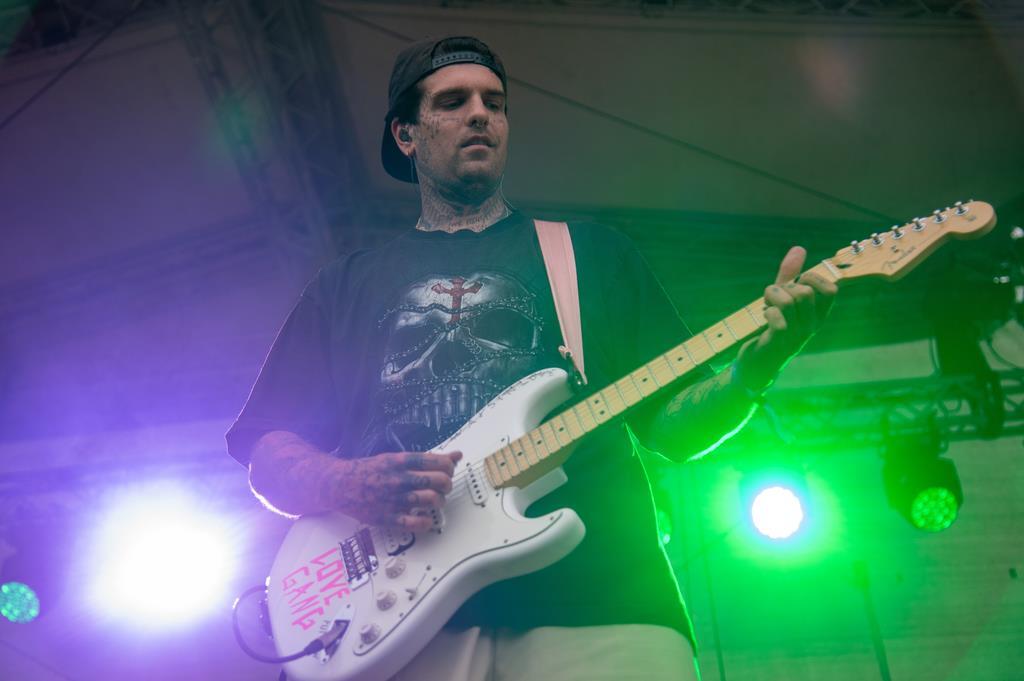 Am ersten Tag des Deichbrand-Festivals rockt Bobby Lies die Jever-Hafenbar. 