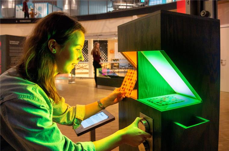 Universum Bremen zeigt, wie man Pseudowissenschaft entlarvt Am Exponat „Farbvergleich“ wird deutlich, wie unterschiedlich Menschen Farben wahrnehmen – und warum sie deswegen eigentlich schlechte Beobachter sind.