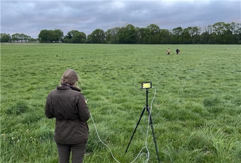 Am Feld startet Franziska Poppe den vorher programmierten automatischen Drohnenflug, um Wildtiere ausfindig zu machen.