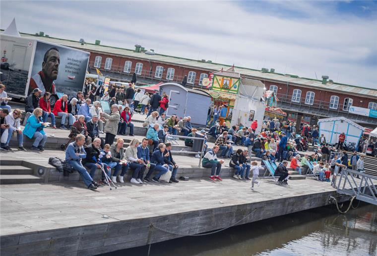 Ganz schön fischig! Bilder der Fischparty im Fischereihafen Bremerhaven Am Festsonntag ließen es sich die Besucher unter blauem Himmel auf der Treppe am Wasser mit Hafenblick gut gehen.