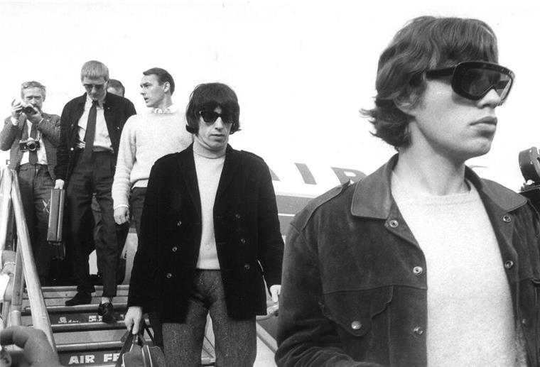 Vor 60 Jahren: Wie ein Konzert der Rolling Stones eskalierte Am Flughafen Tegel verlassen Mick Jagger und Bill Wyman das Flugzeug. (Archivbild)