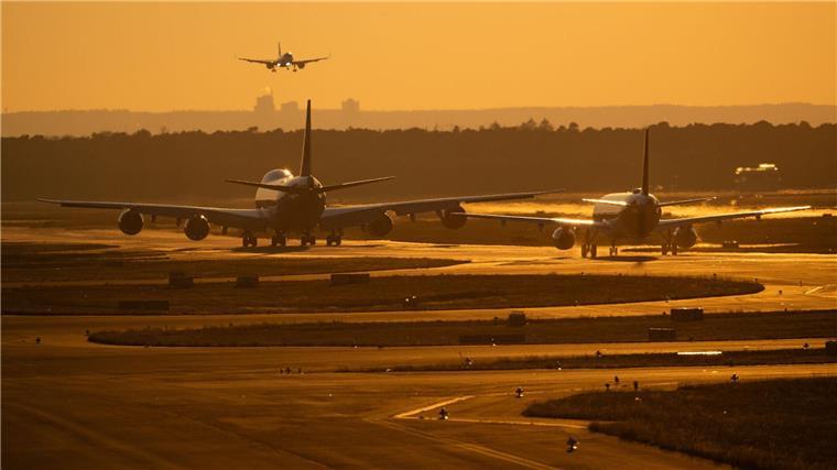 Verdi will elf deutsche Flughäfen mit Warnstreiks lahmlegen Am Frankfurter Flughafen ist ein Warnstreik der Beschäftigten im öffentlichen Dienst angekündigt.