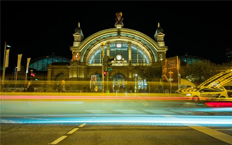 Fünf Verletzte bei Zugunfall im Frankfurter Hauptbahnhof Am Frankfurter Hauptbahnhof ist ein Zug gegen einen Prellbock gefahren.