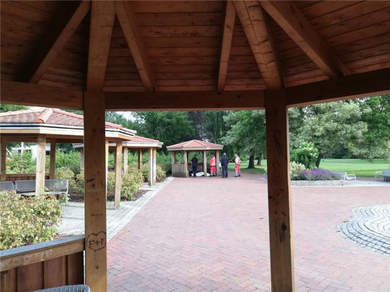 Leiche im Kurpark von Bad Bederkesa: Polizei nennt Ermittlungsergebnisse Am Freitag hatte ein Spaziergänger den Toten im Kurpark von Bad Bederkesa entdeckt.