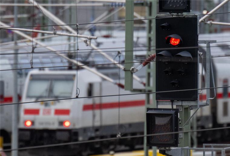 Am Freitag könnte es bei der Deutshen Bahn wieder zum bundesweiten Warnstreikt kommen. Auch Verdi hat an drei Flughäfen zum Ausstand aufgerufen.