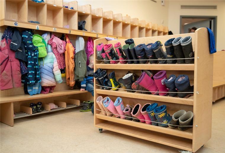 Kinderstiefel stecken in einem Regal in einer Kindertagesstätte