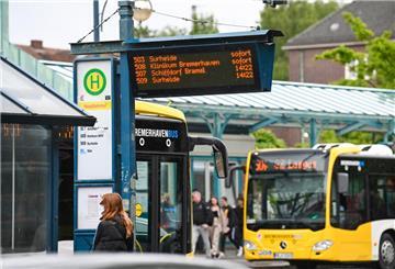 Eine Bushaltestelle in Bremerhaven. Bremerhaven Bus ist vom Warnstreik am Freitag nicht betroffen.