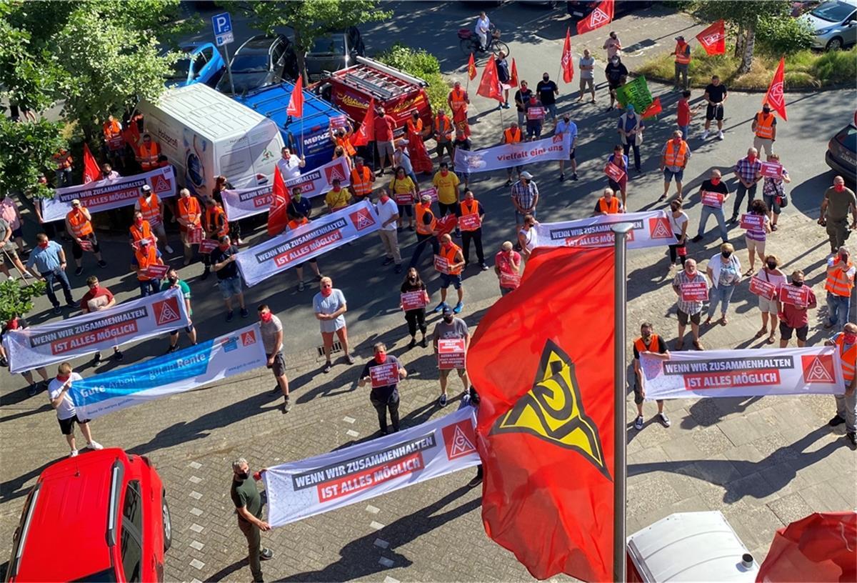 Am Freitag versammelten sich Gewerkschafter zum Abschluss der Aktionswoche vor dem IG-Metall-Gebäude in Nordenham. Anschließend zogen die Metaller zum Wochenmarkt.
