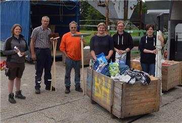 Am Freitag wurde der Container bepackt. Von links: Ulrike Witting, Thomas Logemann, Holger Stendel, Ann-Kathrin Schmidt, Verena Tenbrock und Bettina Knutzen.