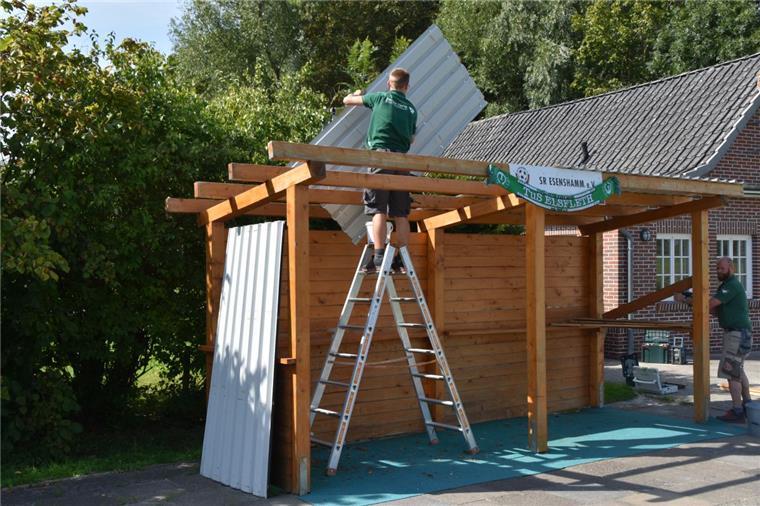 Fußballverein Schwarz-Rot Esenshamm löst sich auf Am Freitag wurde der Grill-Unterstand von Schwarz-Rot Esenshamm abgebaut. Der Verein hat ihn an den TuS Elsfleth verkauft. In Kürze sollen auch die Tribüne und weiteres Vereins-Eigentum verscherbelt werden.