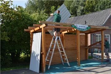 Am Freitag wurde der Grill-Unterstand von Schwarz-Rot Esenshamm abgebaut. Der Verein hat ihn an den TuS Elsfleth verkauft. In Kürze sollen auch die Tribüne und weiteres Vereins-Eigentum verscherbelt werden.