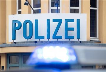 Ein Einsatzwagen der Polizei steht vor einer Dienststelle