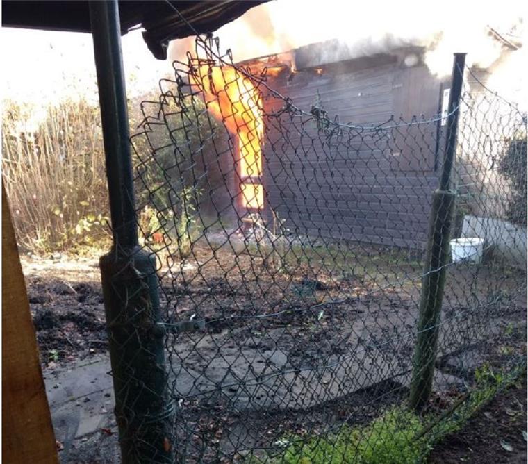 Am Freitagmittag geriet diese Gartenlaube in Bremerhaven-Lehe in Brand. 