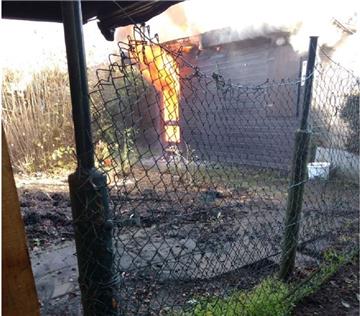 Am Freitagmittag geriet diese Gartenlaube in Bremerhaven-Lehe in Brand. 