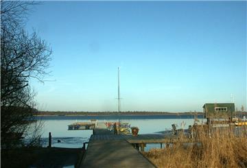 Am Freitagnachmittag kam es zu einer gefährlichen Situation auf dem Bederkesaer See: Der Mast eines Segelschiffs brach, woraufhin die zweiköpfige Besatzung gerettet werden mussten.