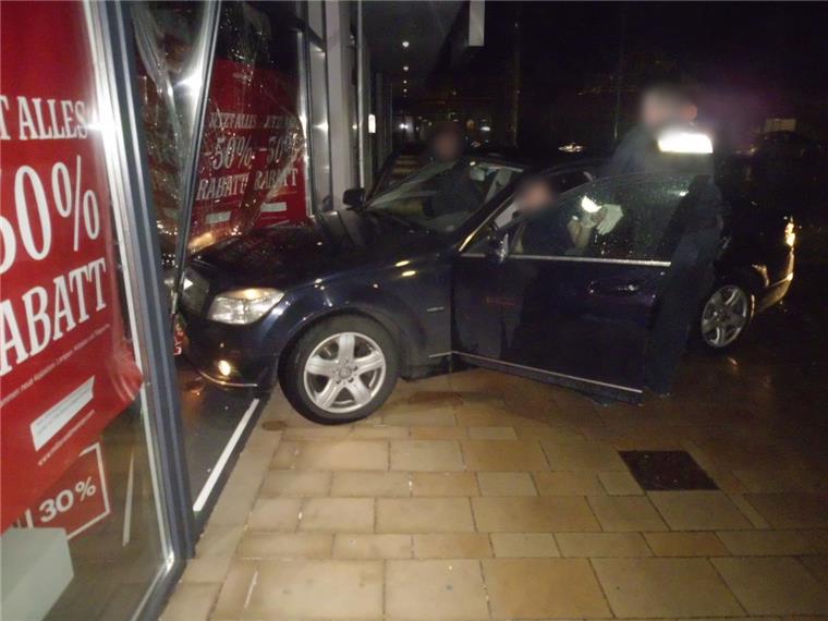 Bremen: Betrunkener Autofahrer landet im Schaufenster Am frühen Donnerstagmorgen landete das Auto in Bremen-Gröpelingen im Schaufenster.