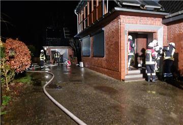 Am frühen Mittwochmorgen rückte die Feuerwehr zu einem Zimmerbrand nach Sellstedt aus. Der Brand wurde frühzeitig entdeckt und konnte daher relativ schnell gelöscht werden.