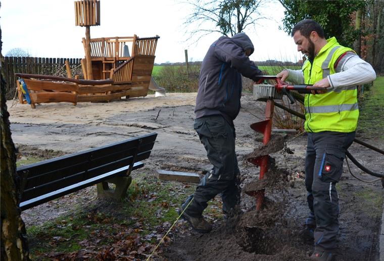 Am Geranienweg in Zeven wurde dieser Tage der Spielplatz aufgemöbelt. Das Foto zeigt im Hintergrund eines der neuen Geräte und zwei Männer, die den Bau eines neuen Zaunes vorbereiten.