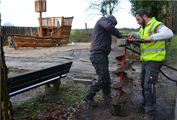 Am Geranienweg in Zeven wurde dieser Tage der Spielplatz aufgemöbelt. Das Foto zeigt im Hintergrund eines der neuen Geräte und zwei Männer, die den Bau eines neuen Zaunes vorbereiten.