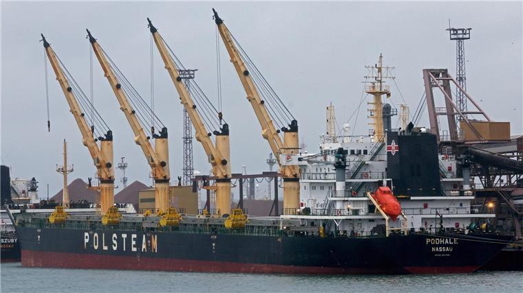 CDU will 500 Millionen vom Bund für Seehäfen Am Getreideterminal im Seehafen an der Ostsee wird der Frachter „Podhale“ abgefertigt.