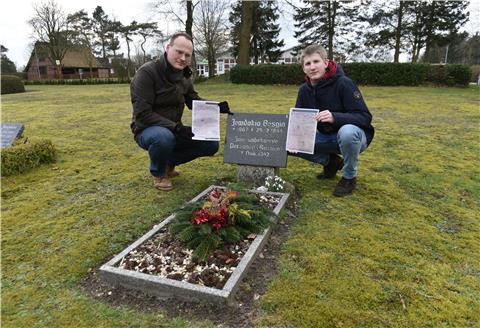Am Grab der jetzt identifizierten russischen Kriegsgefangenen auf dem Friedhof in Gräpel: Dr. Lars Hellwinkel (links) und Claas Both zeigen die Personalkarten der Verstorbenen.