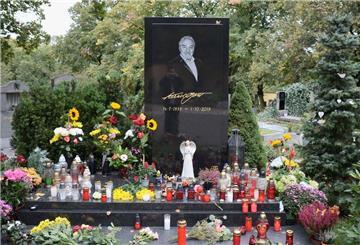 Am Grab des tschechischen Sängers Karel Gott auf dem Malvazinky-Friedhof stehen frische Blumen und brennende Kerzen. (Archivbild)
